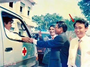 Rare Throwback Photos of Famous Vietnamese Tycoons and Billionaires - image 3