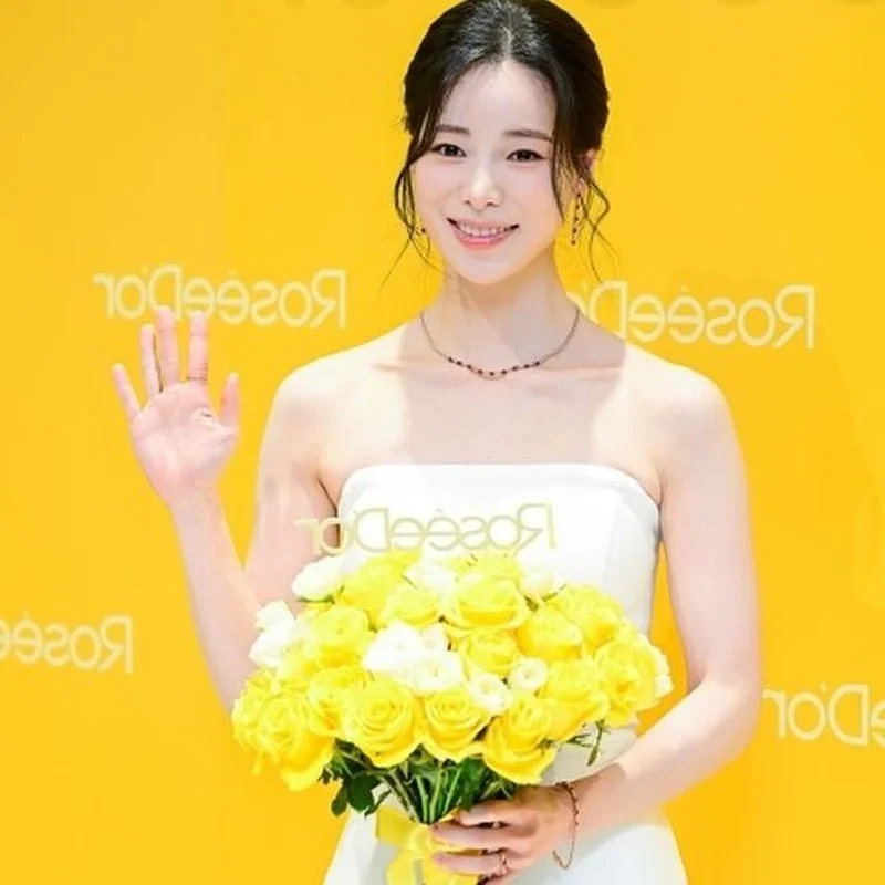 Korean Actress Spotted in Nha Trang: A Netizen Sensation