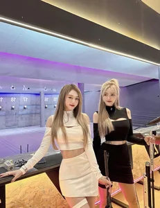 Meet the Stunning Social Media Sisters Taking the Internet by Storm - image 4