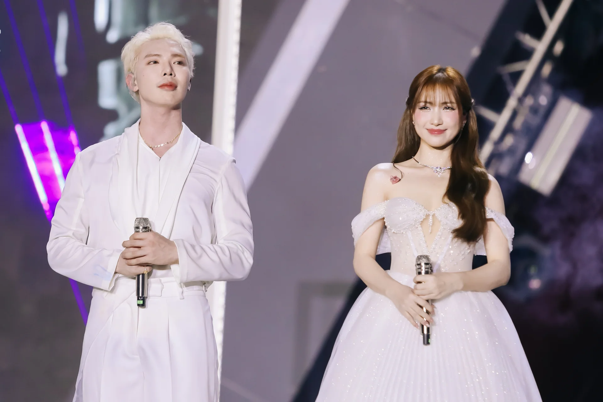 Surprise Performance: Tran Thanh Joins Juniors on Stage at 'Anh Trai Say Hi' Concert