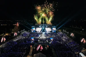 Surprise Performance: Tran Thanh Joins Juniors on Stage at 'Anh Trai Say Hi' Concert - image 2