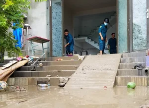 Severe Flooding and Mudslides Inundate Residential Homes in Da Nang - image 3