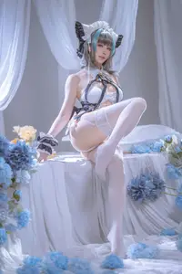 Coser Hoshilily's Enchanting Azur Lane Cheshire Cosplay: Sweet Charm Unveiled - image 13