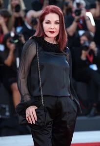 Bella Thorne Steals the Spotlight at Venice Film Festival - image 3