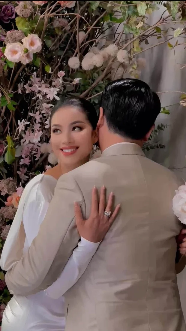 Pham Huong Celebrates a Luxurious Tet in the USA with Rare Family Photos
