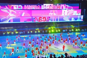 Ho Chi Minh City River Festival: The Legendary Train Show Lights Up the Saigon River - image 9