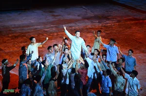 Ho Chi Minh City River Festival: The Legendary Train Show Lights Up the Saigon River - image 1