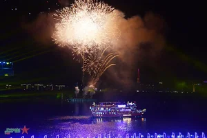 Ho Chi Minh City River Festival: The Legendary Train Show Lights Up the Saigon River - image 7