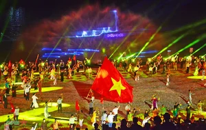 Ho Chi Minh City River Festival: The Legendary Train Show Lights Up the Saigon River - image 8