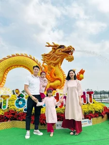 Footballer Que Ngoc Hai Persistent Love Story With His Wife - image 4