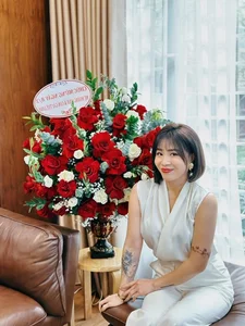 MC Hoang Linh: A Journey Through Style Evolution and Professional Confidence in Television - image 0
