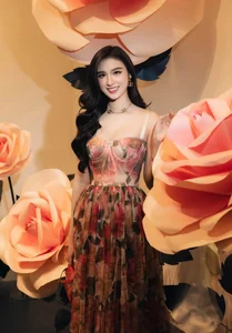 Vietnamese Celeb Updates: Angela Phuong Trinh's New Look and Thuy Tien Trending - image 17