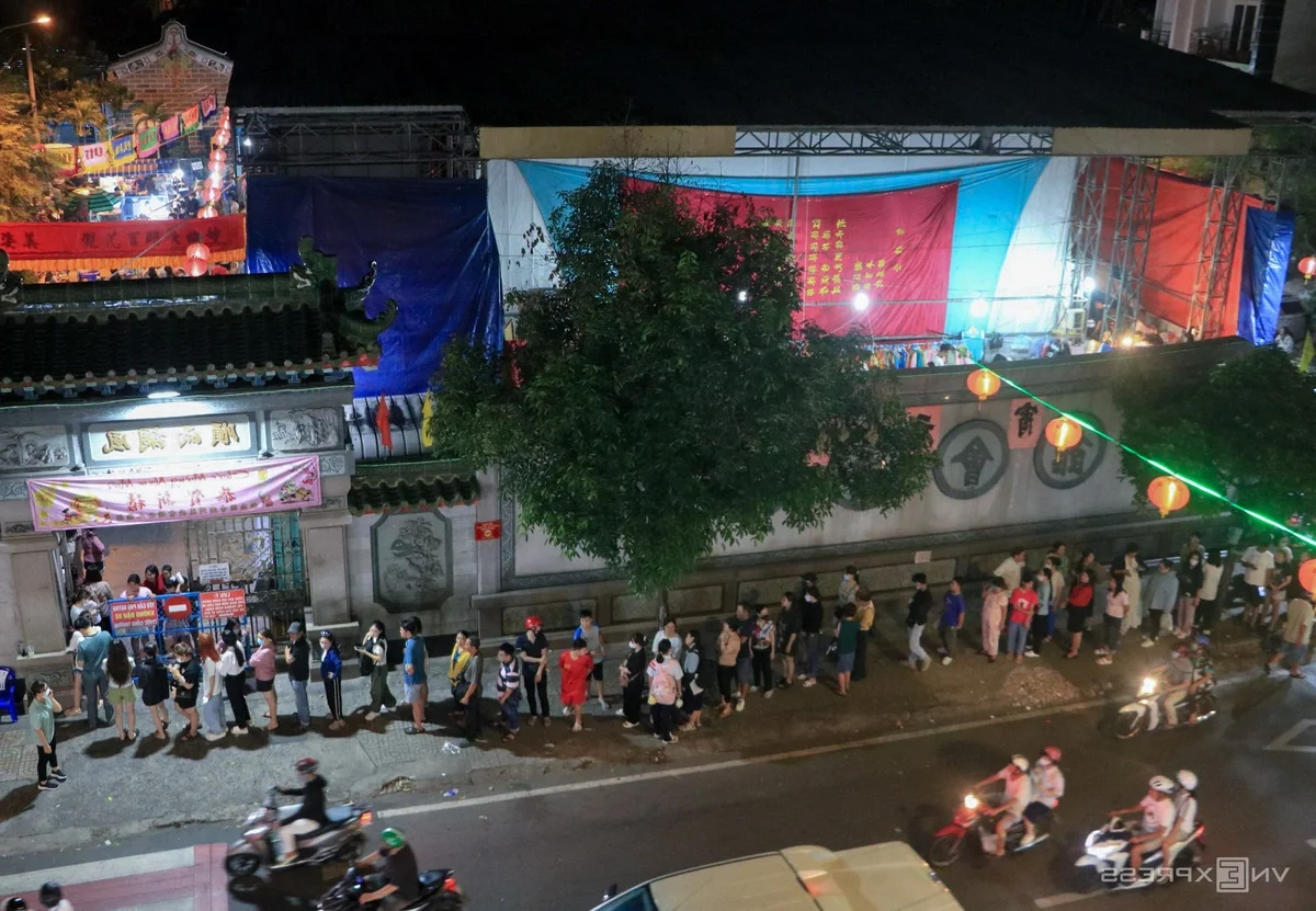 Crowds Gather at Ancient Chinese Pagoda for Famous Golden Tofu