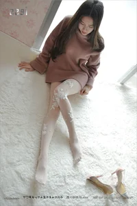 Elegant IESS Gallery Featuring Models Jiajia and Xuelianhua in Silk Hosiery Fashion Photography - image 4