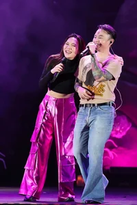 Vietnamese Pop Icon My Tam Tears Up in Emotional Live Concert Performance - image 6