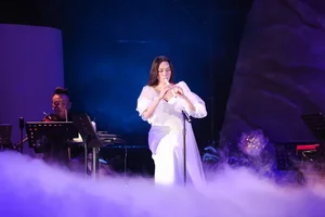 Vietnamese Pop Icon My Tam Tears Up in Emotional Live Concert Performance - image 7