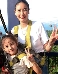 Celebrity Family Moments: Chi Bao’s Son Steals Hearts in Patriotic Red Flag Outfit - image 4