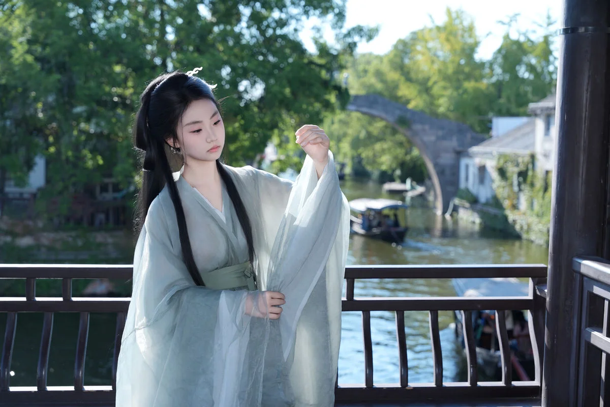 Modern Elegance in YiTuYu Art Language Vol.10273 Featuring Qing Qing