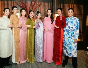 Timeless Elegance: Supermodel Thanh Hằng and Vietnamese Stars Shine in Traditional Ao Dai - image 5