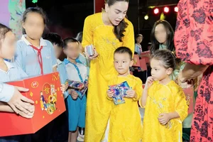 Timeless Elegance: Supermodel Thanh Hằng and Vietnamese Stars Shine in Traditional Ao Dai - image 7
