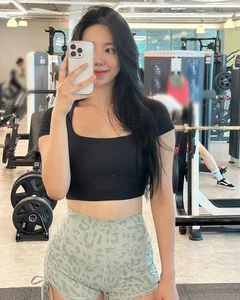 Hiking Fashion: Gymers Turn Heads in Tight Activewear - image 4