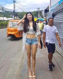 Hiking Fashion: Gymers Turn Heads in Tight Activewear - image 5