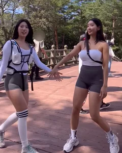 Hiking Fashion: Gymers Turn Heads in Tight Activewear - image 0