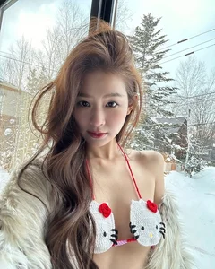 Bold Winter Style: Influencer Stuns in Viral Snow Bikini Photo Gallery - image 2
