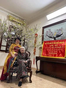 The Timeless Beauty of Mrs. Bang Tam: A 103-Year-Old Legend from Old Hanoi - image 3