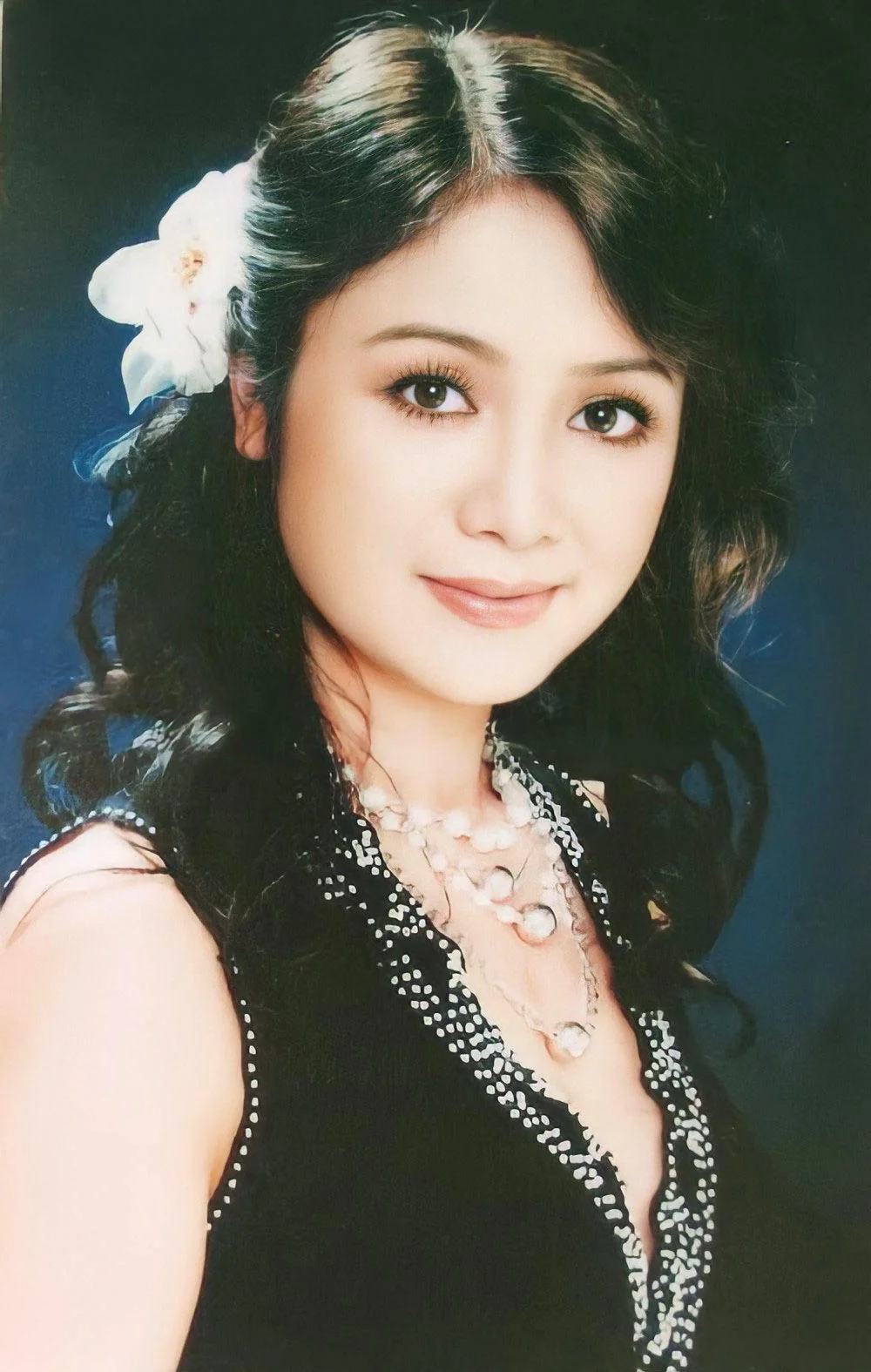 The Timeless Beauty of People's Artist Thu Hà: From 'Calendar Queen' to Modern Icon
