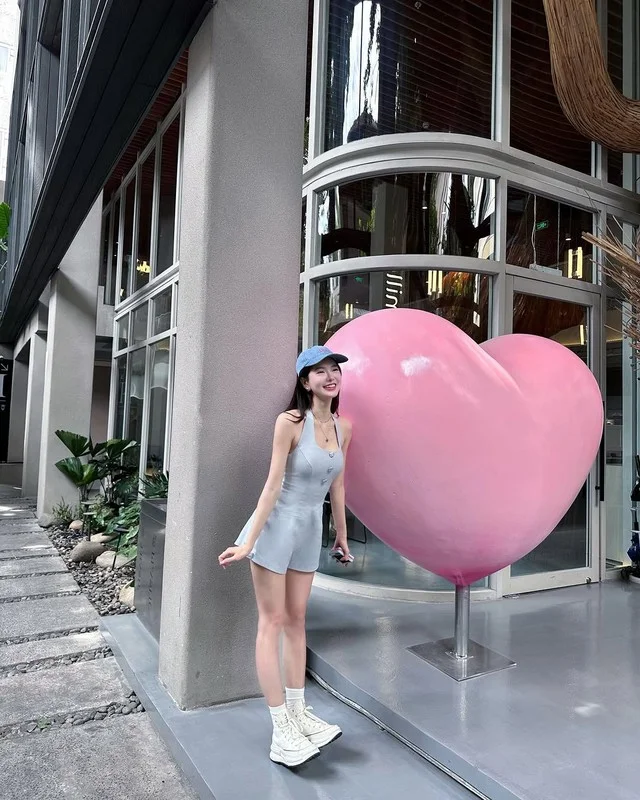 Elegant Dance Student Shares Romantic Valentine’s Day Photoshoot Capturing Sweetness and Grace