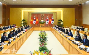 Prime Minister Le Minh Hung Holds Diplomatic Meeting with South Korean President - image 2