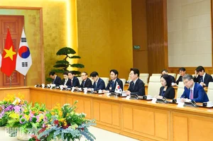 Prime Minister Le Minh Hung Holds Diplomatic Meeting with South Korean President - image 0