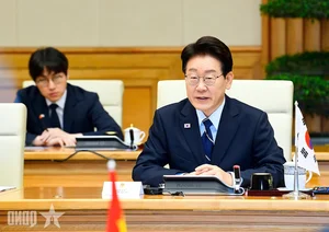 Prime Minister Le Minh Hung Holds Diplomatic Meeting with South Korean President - image 3