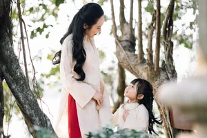 MC Hanh Phuc Shares Heartwarming Lunar New Year Moments with His Family - image 3