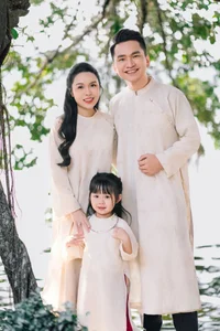 MC Hanh Phuc Shares Heartwarming Lunar New Year Moments with His Family - image 8