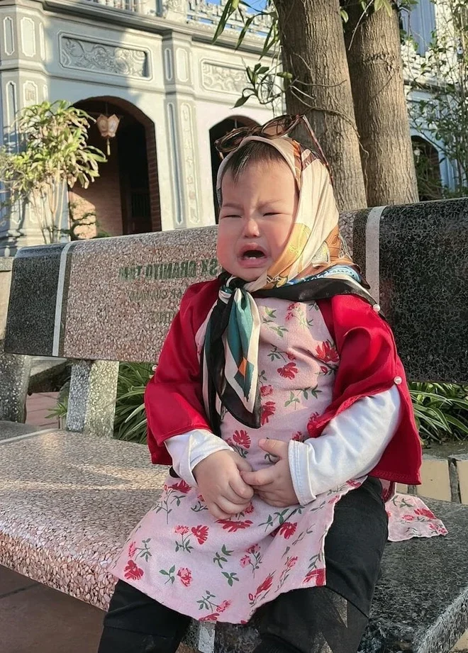 Hilarious Behind the Scenes Struggles of Gen Z Taking Tet Ao Dai Photos