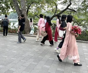 Hilarious Behind the Scenes Struggles of Gen Z Taking Tet Ao Dai Photos - image 3