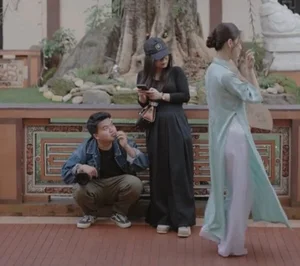 Hilarious Behind the Scenes Struggles of Gen Z Taking Tet Ao Dai Photos - image 9