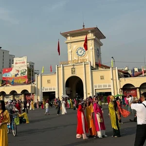 Hilarious Behind the Scenes Struggles of Gen Z Taking Tet Ao Dai Photos - image 8