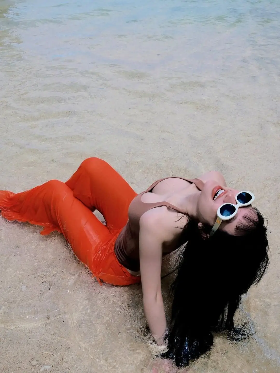 View Van Tiny: Ex-Hot Girl Shines as a Radiant Mermaid on Bali Beach