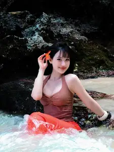 View Van Tiny: Ex-Hot Girl Shines as a Radiant Mermaid on Bali Beach - image 3