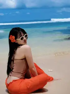 View Van Tiny: Ex-Hot Girl Shines as a Radiant Mermaid on Bali Beach - image 4