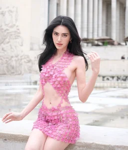 Exploring the Allure and Talent of the Actress Behind the Viral Historical Drama Scene - image 1