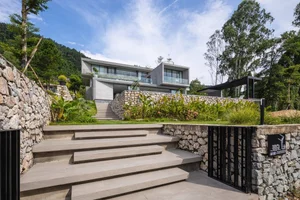 Stunning Hillside Villa Architecture: A Masterpiece of Modern Luxury Design - image 0