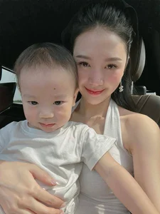 From Flight Attendant Beauty Queen to Elite Motherhood: A Lavish Life with Two Children - image 9