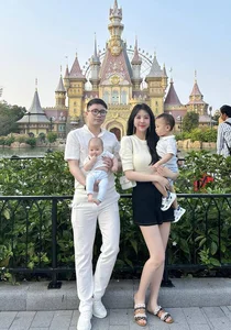 From Flight Attendant Beauty Queen to Elite Motherhood: A Lavish Life with Two Children - image 13