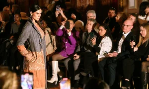 Vietnamese Brocade Shines at Paris Fashion Week: La Phạm’s Mountain Dreams Collection Captured in the Fashion Capital - image 2