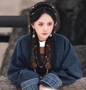 Yang Mi's Dedication Shines on Set Filming in Heavy Fur Costumes Under 30C Heat - image 5