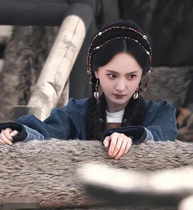 Yang Mi's Dedication Shines on Set Filming in Heavy Fur Costumes Under 30C Heat - image 7